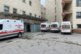 KAYIKLA AÇILDIKLARI GÖLE GİREN ŞAHIS BOĞULMA TEHLİKESİ GEÇİRDİ ŞAHSA AMBULANSTA İŞTE BÖYLE KALP MASAJI YAPTILAR HASTANEYE KALDIRILAN VATANDAŞIN DURUMU CİDDİYETİNİ KORUYOR