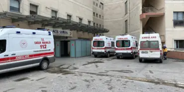 KAYIKLA AÇILDIKLARI GÖLE GİREN ŞAHIS BOĞULMA TEHLİKESİ GEÇİRDİ ŞAHSA AMBULANSTA İŞTE BÖYLE KALP MASAJI YAPTILAR HASTANEYE KALDIRILAN VATANDAŞIN DURUMU CİDDİYETİNİ KORUYOR