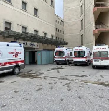 KAYIKLA AÇILDIKLARI GÖLE GİREN ŞAHIS BOĞULMA TEHLİKESİ GEÇİRDİ ŞAHSA AMBULANSTA İŞTE BÖYLE KALP MASAJI YAPTILAR HASTANEYE KALDIRILAN VATANDAŞIN DURUMU CİDDİYETİNİ KORUYOR