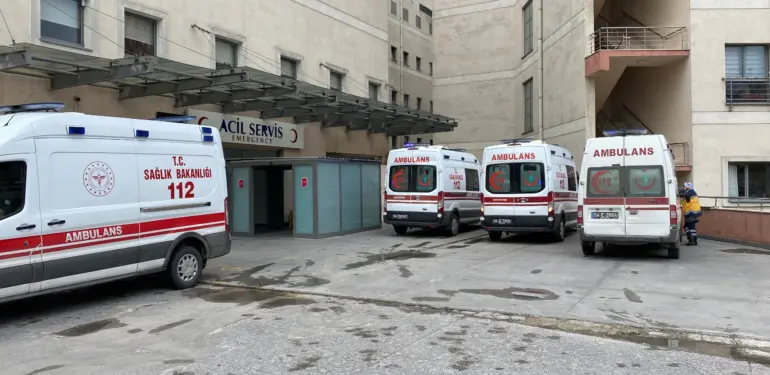 KAYIKLA AÇILDIKLARI GÖLE GİREN ŞAHIS BOĞULMA TEHLİKESİ GEÇİRDİ ŞAHSA AMBULANSTA İŞTE BÖYLE KALP MASAJI YAPTILAR HASTANEYE KALDIRILAN VATANDAŞIN DURUMU CİDDİYETİNİ KORUYOR