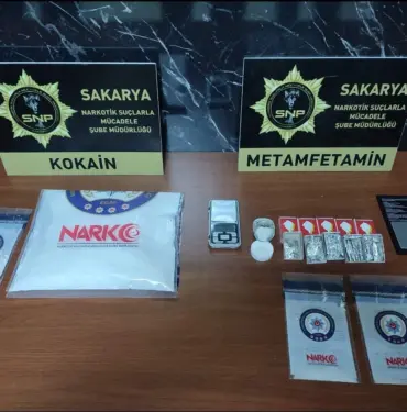 POLİS EKİPLERİ TEM'DE DURDUKLARI TIRDAN ONLARCA PAKET UYUŞTURUCU ELE GEÇİRDİ SAKARYA'DA UYUŞTURUCU OPERASYONLARI: 184 ŞAHIS YAKALANDI