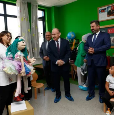 VALİ KARADENİZ, ÖĞRENCİLERİN HEYECANLARINA ORTAK OLDU