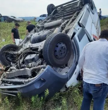 KONTROLDEN ÇIKAN HAFİF TİCARİ ARAÇ TAKLA ATTI: 1 YARALI