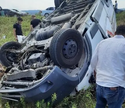 KONTROLDEN ÇIKAN HAFİF TİCARİ ARAÇ TAKLA ATTI: 1 YARALI