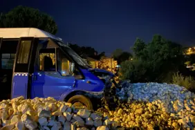 SAKARYA'DA HAREKETLİ GECE: MİNİBÜS ŞOFÖRÜNÜN GENÇ KIZA SÖZLÜ TACİZ İDDİASI ORTALIĞI KARIŞTIRDI DARP EDİLEN ŞOFÖRÜ OLAY YERİNDEN UZAKLAŞTIRAN FARKLI BİR MİNİBÜS KAZA YAPTI UÇURUMA YUVARLANMAKTAN SON ANDA KURTULAN MİNİBÜSTEKİ 2 KİŞİ YARALANDI