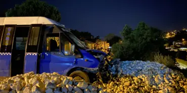 SAKARYA'DA HAREKETLİ GECE: MİNİBÜS ŞOFÖRÜNÜN GENÇ KIZA SÖZLÜ TACİZ İDDİASI ORTALIĞI KARIŞTIRDI DARP EDİLEN ŞOFÖRÜ OLAY YERİNDEN UZAKLAŞTIRAN FARKLI BİR MİNİBÜS KAZA YAPTI UÇURUMA YUVARLANMAKTAN SON ANDA KURTULAN MİNİBÜSTEKİ 2 KİŞİ YARALANDI