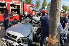 KONTROLDEN ÇIKAN OTOMOBİL AĞACA ÇARPTI: 1'AĞIR 2 YARALI