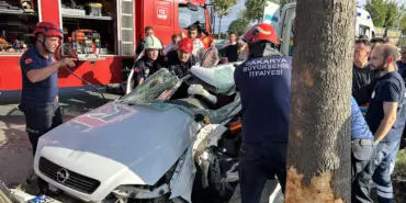 KONTROLDEN ÇIKAN OTOMOBİL AĞACA ÇARPTI: 1'AĞIR 2 YARALI