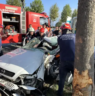 KONTROLDEN ÇIKAN OTOMOBİL AĞACA ÇARPTI: 1'AĞIR 2 YARALI