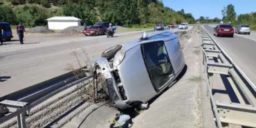 SAKARYA'DA OTOMOBİL REFÜJDE YAN YATTI: 1 YARALI