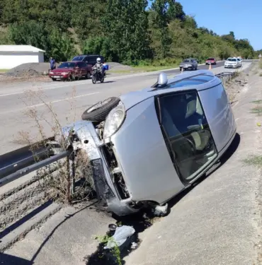 SAKARYA'DA OTOMOBİL REFÜJDE YAN YATTI: 1 YARALI