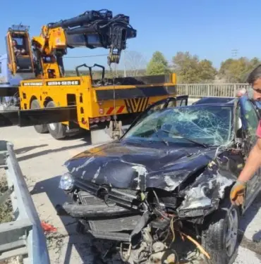 SAKARYA'DA KONTROLDEN ÇIKAN OTOMOBİL DERE YATAĞINA DÜŞTÜ: 1 YARALI
