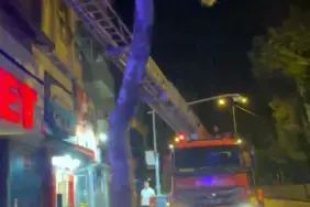 EVİNİN ANAHTARINI EVDE UNUTUNCA OLANLAR OLDU: BALKONDAN EVİNE GİRMEK İSTEDİĞİ ESNADA SIKIŞTI EKİPLER MAHSUR KALAN VATANDAŞ İÇİN SEFERBER OLDU