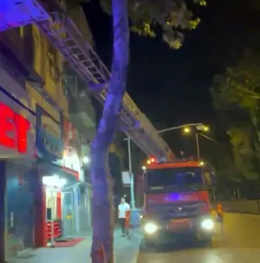 EVİNİN ANAHTARINI EVDE UNUTUNCA OLANLAR OLDU: BALKONDAN EVİNE GİRMEK İSTEDİĞİ ESNADA SIKIŞTI EKİPLER MAHSUR KALAN VATANDAŞ İÇİN SEFERBER OLDU