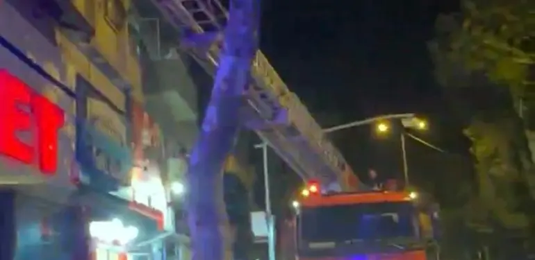 EVİNİN ANAHTARINI EVDE UNUTUNCA OLANLAR OLDU: BALKONDAN EVİNE GİRMEK İSTEDİĞİ ESNADA SIKIŞTI EKİPLER MAHSUR KALAN VATANDAŞ İÇİN SEFERBER OLDU