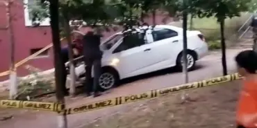 MERDİVENLERDEN AŞAĞI UÇAN OTOMOBİL AĞACA ÇARPTI: 2 YARALI OTOMOBİLDE SIKIŞAN YARALILARI İTFAİYE KURTARDI