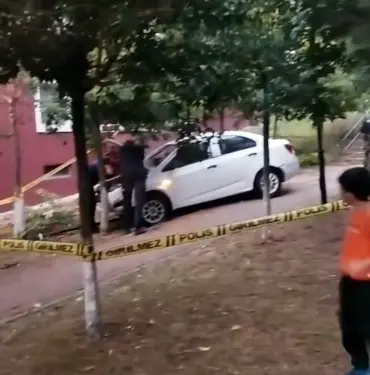 MERDİVENLERDEN AŞAĞI UÇAN OTOMOBİL AĞACA ÇARPTI: 2 YARALI OTOMOBİLDE SIKIŞAN YARALILARI İTFAİYE KURTARDI