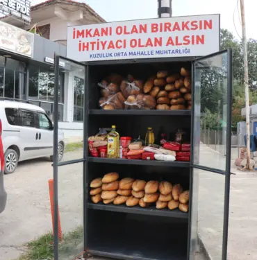 BU DOLAP SAYESİNDE MAHALLEDE İHTİYAÇ SAHİBİ KALMIYOR SAKARYA'DA ÖRNEK UYGULAMA: 'İMKANI OLAN BIRAKSIN, İHTİYACI OLAN ALSIN' DOLABI