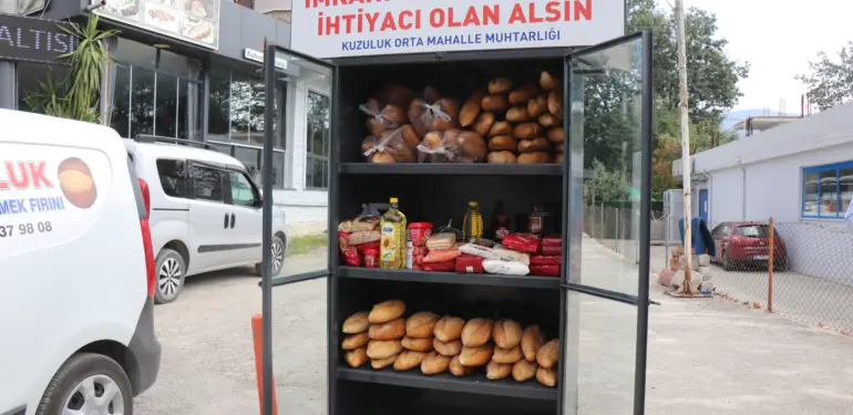 BU DOLAP SAYESİNDE MAHALLEDE İHTİYAÇ SAHİBİ KALMIYOR SAKARYA'DA ÖRNEK UYGULAMA: 'İMKANI OLAN BIRAKSIN, İHTİYACI OLAN ALSIN' DOLABI