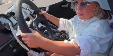 MİNİK ZAYN SINIR TANIMIYOR HENÜZ 4 YAŞINDA, 20 METRELİK TIRA ÜÇ ARAÇ YÜKLEDİ