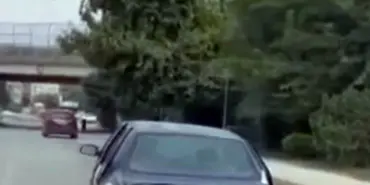 BU OTOMOBİLİ TRAFİKTE GÖRENLER DÖNÜP BİR DAHA BAKIYOR NE TAMPONU NE PLAKASI VAR ŞEHRİN FARKLI NOKTALARINDA İŞTE BÖYLE GÖRÜNTÜLENDİ OTOMOBİLİ GÖRÜNTÜLEYEN VATANDAŞ: "ALLAH'A EMANET GİDİYOR BU ARABA"