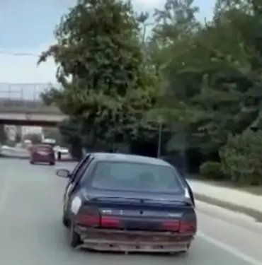 BU OTOMOBİLİ TRAFİKTE GÖRENLER DÖNÜP BİR DAHA BAKIYOR NE TAMPONU NE PLAKASI VAR ŞEHRİN FARKLI NOKTALARINDA İŞTE BÖYLE GÖRÜNTÜLENDİ OTOMOBİLİ GÖRÜNTÜLEYEN VATANDAŞ: "ALLAH'A EMANET GİDİYOR BU ARABA"