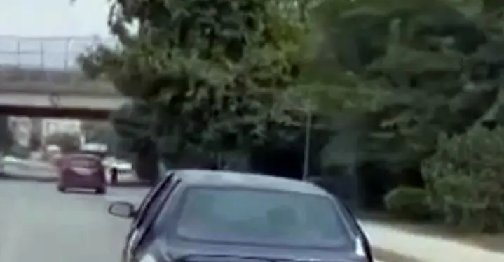 BU OTOMOBİLİ TRAFİKTE GÖRENLER DÖNÜP BİR DAHA BAKIYOR NE TAMPONU NE PLAKASI VAR ŞEHRİN FARKLI NOKTALARINDA İŞTE BÖYLE GÖRÜNTÜLENDİ OTOMOBİLİ GÖRÜNTÜLEYEN VATANDAŞ: "ALLAH'A EMANET GİDİYOR BU ARABA"