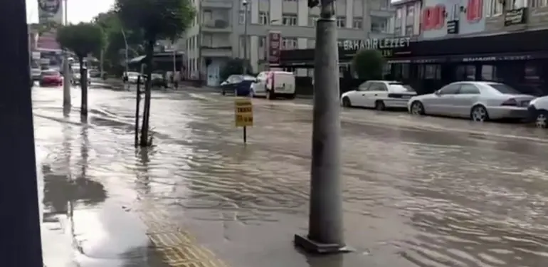 SAKARYA'YI SAĞANAK VURDU: BAZI CADDELER SULAR ALTINDA KALDI ANİDEN BASTIRAN ŞİDDETLİ YAĞIŞ ŞEHRİ OLUMSUZ ETKİLEDİ