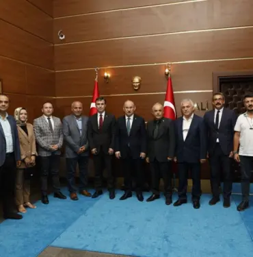 Sakarya Samsunlular Derneği yönetiminden Vali Karadeniz’e ziyaret (3)