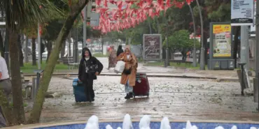 SAĞANAK HAYATI OLUMSUZ ETKİLEDİ, HAZIRLIKSIZ ÇIKANLAR ISLANMAKTAN KAÇAMADI