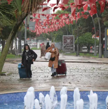 SAĞANAK HAYATI OLUMSUZ ETKİLEDİ, HAZIRLIKSIZ ÇIKANLAR ISLANMAKTAN KAÇAMADI
