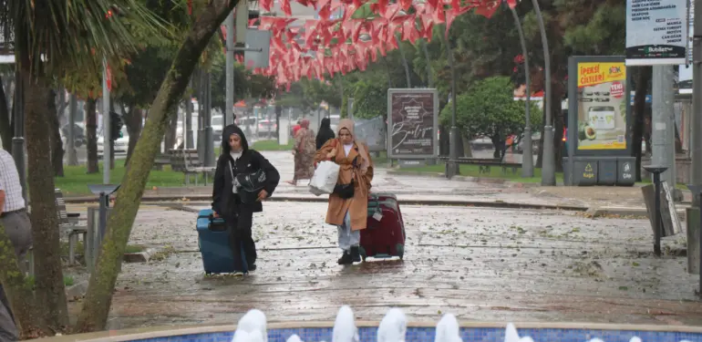 SAĞANAK HAYATI OLUMSUZ ETKİLEDİ, HAZIRLIKSIZ ÇIKANLAR ISLANMAKTAN KAÇAMADI