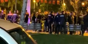 ŞEHRİN ORTASINDA TACİZ İDDİASI: MEYDAN DAYAĞI YİYEN ŞAHIS ÖFKELİ KALABALIĞIN ELİNDEN ZOR ALINDI KADININ TEPKİSİ İLE BÖLGEDEKİ HAREKETLİ DAKİKALAR KAMERADA