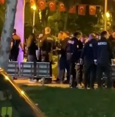 ŞEHRİN ORTASINDA TACİZ İDDİASI: MEYDAN DAYAĞI YİYEN ŞAHIS ÖFKELİ KALABALIĞIN ELİNDEN ZOR ALINDI KADININ TEPKİSİ İLE BÖLGEDEKİ HAREKETLİ DAKİKALAR KAMERADA