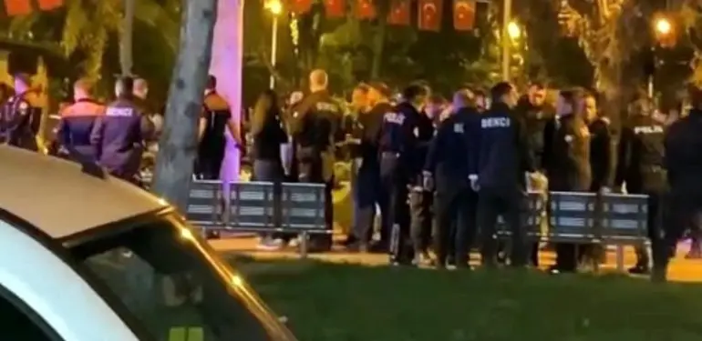 ŞEHRİN ORTASINDA TACİZ İDDİASI: MEYDAN DAYAĞI YİYEN ŞAHIS ÖFKELİ KALABALIĞIN ELİNDEN ZOR ALINDI KADININ TEPKİSİ İLE BÖLGEDEKİ HAREKETLİ DAKİKALAR KAMERADA