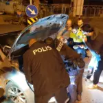 UYGULAMADA DURDURDUKLARI OTOMOBİLİN MOTORUNDAN KEDİ KURTARDILAR POLİS VE BEKÇİ YAVRU KEDİLER İÇİN SEFERBER OLDU