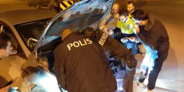 UYGULAMADA DURDURDUKLARI OTOMOBİLİN MOTORUNDAN KEDİ KURTARDILAR POLİS VE BEKÇİ YAVRU KEDİLER İÇİN SEFERBER OLDU