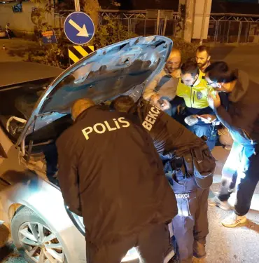 UYGULAMADA DURDURDUKLARI OTOMOBİLİN MOTORUNDAN KEDİ KURTARDILAR POLİS VE BEKÇİ YAVRU KEDİLER İÇİN SEFERBER OLDU
