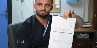 'KALBİ KOLLARINDAN BÜYÜK' HEMŞİREYE TEŞEKKÜR YAĞIYOR VATANDAŞLARDAN ALDIĞI TEŞEKKÜR YAZILARI MASASINA SIĞMIYOR HASTALARIN GÖNLÜNE TAHT KURAN HEMŞİRE ALİ İHSAN ODABAŞ: "CİMER VE HASTA HAKLARI BİRİMİ'NDEN TOPLAM 85 TANE TEŞEKKÜR BELGESİ ALDIM" "VATANDAŞA VERDİĞİM HİZMETİN KARŞILIK GÖRMESİ MUTLU EDİYOR VE ÇOKTA MOTİVE OLUYORUM"