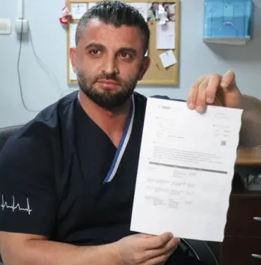 'KALBİ KOLLARINDAN BÜYÜK' HEMŞİREYE TEŞEKKÜR YAĞIYOR VATANDAŞLARDAN ALDIĞI TEŞEKKÜR YAZILARI MASASINA SIĞMIYOR HASTALARIN GÖNLÜNE TAHT KURAN HEMŞİRE ALİ İHSAN ODABAŞ: "CİMER VE HASTA HAKLARI BİRİMİ'NDEN TOPLAM 85 TANE TEŞEKKÜR BELGESİ ALDIM" "VATANDAŞA VERDİĞİM HİZMETİN KARŞILIK GÖRMESİ MUTLU EDİYOR VE ÇOKTA MOTİVE OLUYORUM"