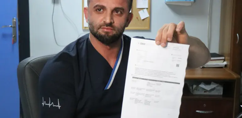 'KALBİ KOLLARINDAN BÜYÜK' HEMŞİREYE TEŞEKKÜR YAĞIYOR VATANDAŞLARDAN ALDIĞI TEŞEKKÜR YAZILARI MASASINA SIĞMIYOR HASTALARIN GÖNLÜNE TAHT KURAN HEMŞİRE ALİ İHSAN ODABAŞ: "CİMER VE HASTA HAKLARI BİRİMİ'NDEN TOPLAM 85 TANE TEŞEKKÜR BELGESİ ALDIM" "VATANDAŞA VERDİĞİM HİZMETİN KARŞILIK GÖRMESİ MUTLU EDİYOR VE ÇOKTA MOTİVE OLUYORUM"