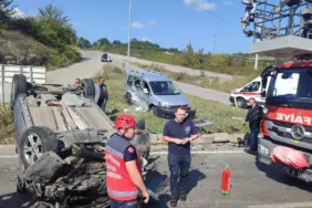SAKARYA'DA DUBLE YOLDA KAZA: 7 YARALI HAFİF TİCARİ ARAÇ İLE KAVŞAKTA ÇARPIŞAN OTOMOBİL TAKLA ATTI, BÖLGEYE ÇOK SAYIDA EKİP SEVK EDİLDİ