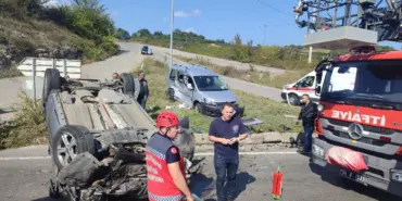 SAKARYA'DA DUBLE YOLDA KAZA: 7 YARALI HAFİF TİCARİ ARAÇ İLE KAVŞAKTA ÇARPIŞAN OTOMOBİL TAKLA ATTI, BÖLGEYE ÇOK SAYIDA EKİP SEVK EDİLDİ