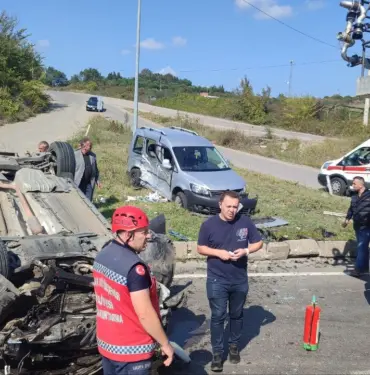 SAKARYA'DA DUBLE YOLDA KAZA: 7 YARALI HAFİF TİCARİ ARAÇ İLE KAVŞAKTA ÇARPIŞAN OTOMOBİL TAKLA ATTI, BÖLGEYE ÇOK SAYIDA EKİP SEVK EDİLDİ