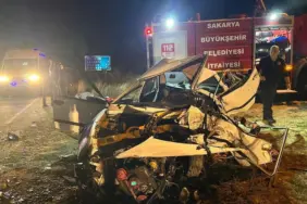 KAMYONET İLE OTOMOBİL KAFA KAFAYA ÇARPIŞTI: BABA-OĞUL HAYATINI KAYBETTİ ARAÇLARIN HURDA YIĞININA DÖNDÜĞÜ KAZADA 2 KİŞİ HAYATIN KAYBETTİ, 4 KİŞİ YARALANDI