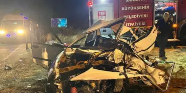 KAMYONET İLE OTOMOBİL KAFA KAFAYA ÇARPIŞTI: BABA-OĞUL HAYATINI KAYBETTİ ARAÇLARIN HURDA YIĞININA DÖNDÜĞÜ KAZADA 2 KİŞİ HAYATIN KAYBETTİ, 4 KİŞİ YARALANDI