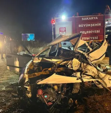 KAMYONET İLE OTOMOBİL KAFA KAFAYA ÇARPIŞTI: BABA-OĞUL HAYATINI KAYBETTİ ARAÇLARIN HURDA YIĞININA DÖNDÜĞÜ KAZADA 2 KİŞİ HAYATIN KAYBETTİ, 4 KİŞİ YARALANDI