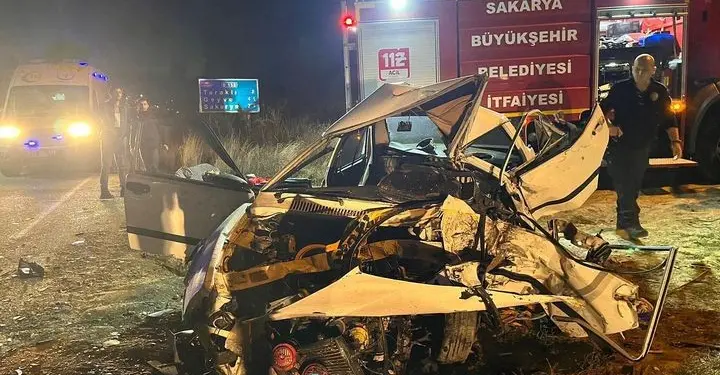 KAMYONET İLE OTOMOBİL KAFA KAFAYA ÇARPIŞTI: BABA-OĞUL HAYATINI KAYBETTİ ARAÇLARIN HURDA YIĞININA DÖNDÜĞÜ KAZADA 2 KİŞİ HAYATIN KAYBETTİ, 4 KİŞİ YARALANDI