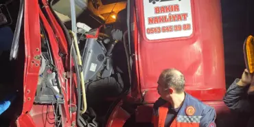 OTOYOLDA FECİ KAZA: 1 ÖLÜ SIKIŞTIĞI YERDEN İTFAİYE EKİPLERİ KURTARDI, KALDIRILDIĞI HASTANEDE HAYATINI KAYBETİ