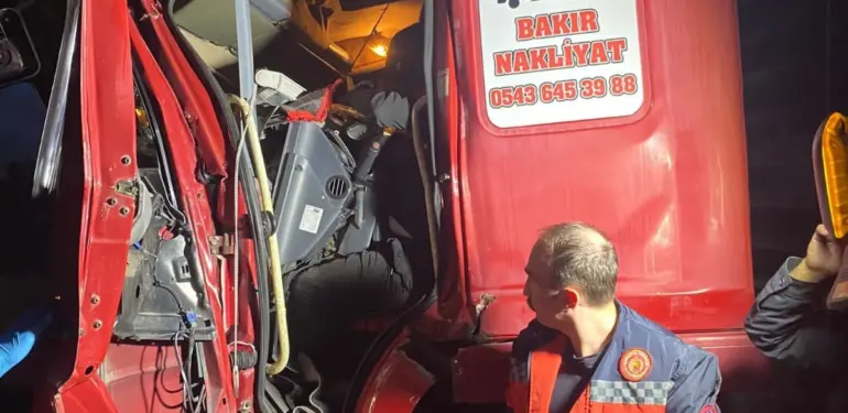 OTOYOLDA FECİ KAZA: 1 ÖLÜ SIKIŞTIĞI YERDEN İTFAİYE EKİPLERİ KURTARDI, KALDIRILDIĞI HASTANEDE HAYATINI KAYBETİ